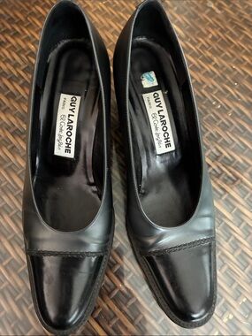 Guy Laroche Black Leather Rounded-Toe Pumps. Block heels